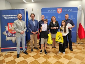 Przedstawiciele samorządu wielickiego, funkcjonariusze KPP Wieliczka oraz zwycięzcy konkursu.