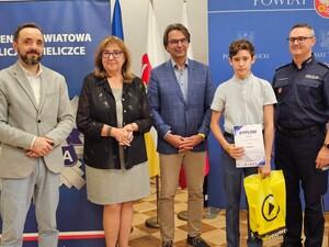 Przedtsawiciele samorządu, Zastępca Komendanta Powiatowego Policji w Wieliczce, laureat konkursu.