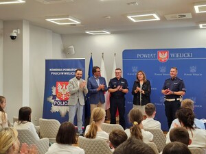 samorządowcy oraz funkcjonariusze KPP Wieliczka podczas uroczystości rozdania nagród w turnieju BRD