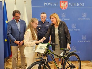 Zwyciężczyni konkursu odbierająca nagrodę od przedstawicieli samorządu oraz Komendanta KPP Wieliczka