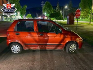 zaparkowany samochód pomarańczowy marki daewoo