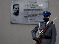 złożenie wieńca przed tablicą upamiętniającą komendanta małopolskich policjantów w dwudziestoleciu międzywojennym