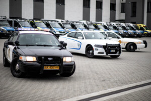 Samochody policji amerykańskiej stojące na placu