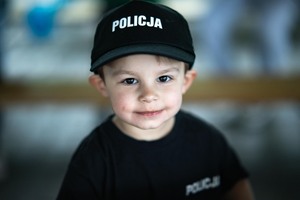 dziecko w czapce z napisem policja