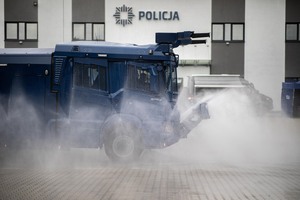 Policyjny pojazd Tajfun IV w momencie prezentacji możliwości