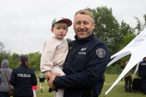 Policjant KP Wodny w Krakowie wraz z dzieckiem