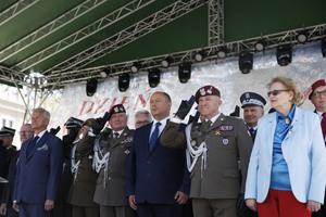 zdjęcie wojewody, zgromadzonych gości i komendanta wojewódzkiego
