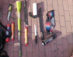 zabezpieczone maczety, pałki i gazy