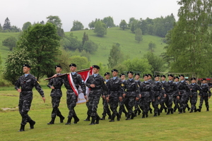 przemarsz uczniów szkoły mundurowej ze sztandarem