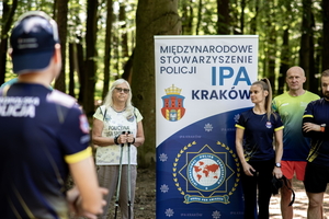 policjanci i funkcjonariusze cywilni przed biegiem