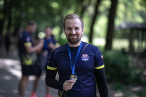 policjant z medalem na szyi