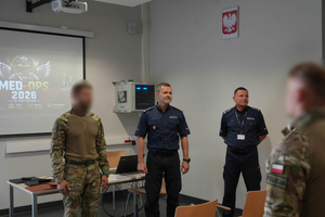 Zastępca Komendanta Wojewódzkiego Policji w Krakowie insp. Maciej Kubiak na rozpoczęciu konferencji