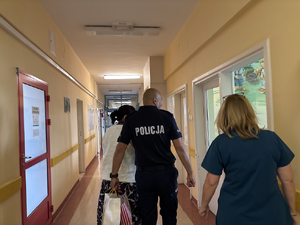 Policjant z pielęgniarkami