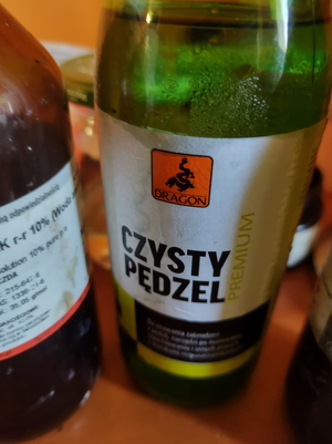 butleki z substancja do wytwarzania narkotyków