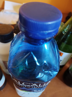 plastikowa butelka z płynem