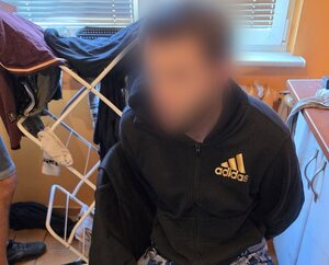 zatrzymany diler siedzący na krześle