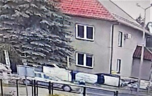 Kadr z nagrania potrącenie 10 latka