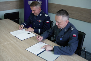 Podpisanie dwustronnego porozumienia przez nadinspektora Artura Bednarka Komendanta Wojewódzkiego Policji w Krakowie oraz podpułkownika Szymona Glicy Dyrektora Okręgowego Służby Więziennej w Krakowie - na zdjęciu moment podpisania