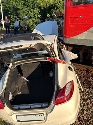 Wypadek na przejeździe kolejowym w Bulowicach  uszkodzony samochód obok pociąg