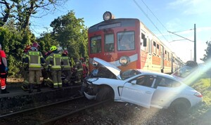 Wypadek na przejeździe kolejowym w Bulowicach pociąg i samochód na torowisku