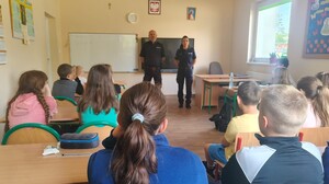 policjanci podczas prelekcji dla młodzieży