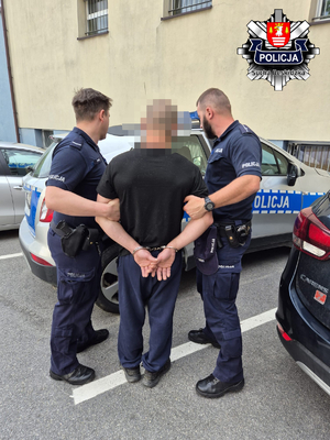 zatrzymany podpalacz prowadzony przez policjantów