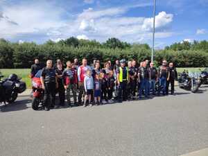 policjant wraz z motocyklistami