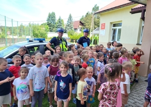 Grupa dzieci i dwóch policjantów