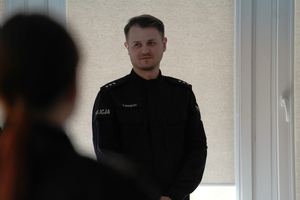 Prowadzący szkolenie policjant z Sekcji Psychologów KWP Kraków