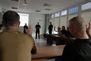 Uczestnicy szkolenia podnoszący rękę