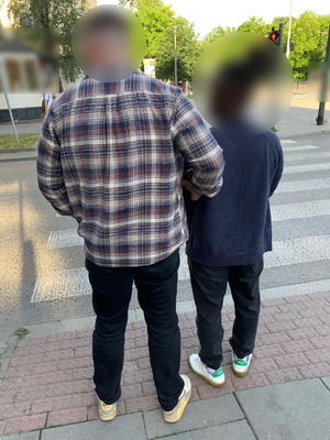 nieumundurowny policjant prowadzi zatrzymanego