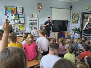 policjant pokazujący kajdanki grupie dzieci