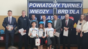 ceremonia rozdania nagród podczas turnieju wiedzy z zakresu ruchu drogowego