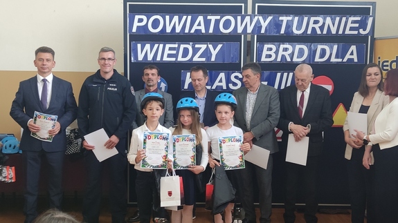 ceremonia rozdania nagród podczas turnieju wiedzy z zakresu ruchu drogowego