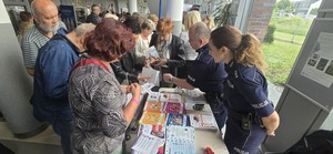 przekazywanie ulotek profilaktycznych emerytom na stoisku