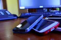 telefony komórkowe na stole
