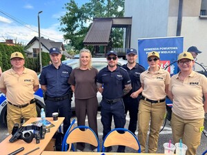 Policjanci oraz strażacy OSP z KPP Wieliczka