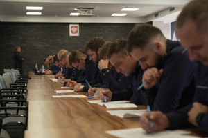 Policjanci rozwiązujący egzamin pisemny