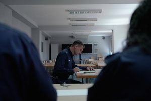 Policjant zapoznający się z założeniami do symulacji