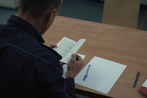 Policjant korzystający z kodeksu wykroczeń