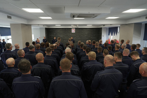Zgromadzeni policjanci w czasie podsumowania turnieju