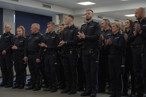 Policjanci bijący brawo w trakcie oficjalnego zakończenia konkursu