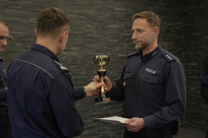 Policjant odbiera puchar