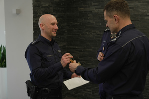 Policjant otrzymuje puchar