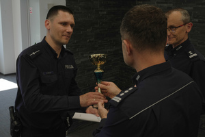 Policjant odbiera nagrodę