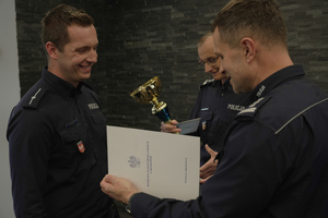 Komendant wręcza dyplom i puchar