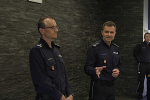 Z-ca Komendanta Wojewódzkiego w Krakowie insp. Maciej Kubiak wraz z mł. insp. Robertem Michalikiem naczelnikiem Wydziału Prewencji KWP w Krakowie