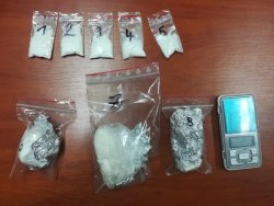 8 woreczków z  amfetaminą oraz waga elektroniczna zabezpieczona przez kryminalnych