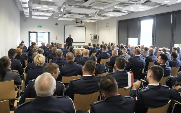 sala pełna policjantów przed szkoleniem