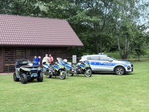 Policyjny quad, motocykle oraz radiowóz